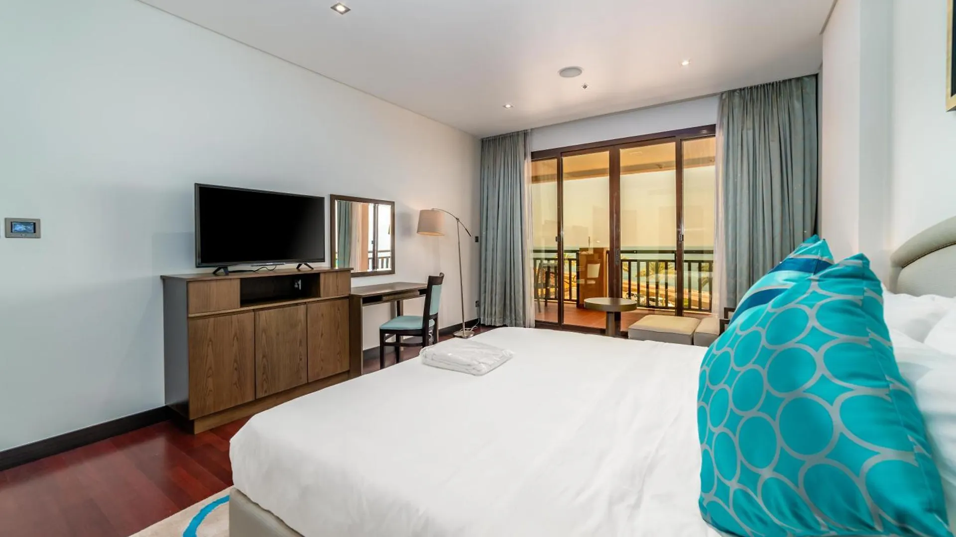 Luxe Getaways Royal Amwaj Palm Jumeirah Resort Apartment Holiday Home Dubai United Arab Emirates